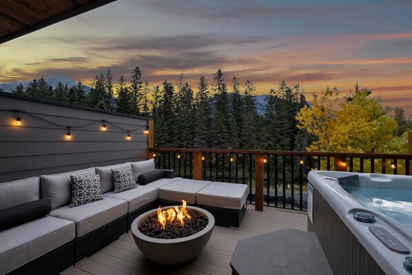 Terrace/patio - Private Hot Tub | 4 Bed Townhome (Canmore)