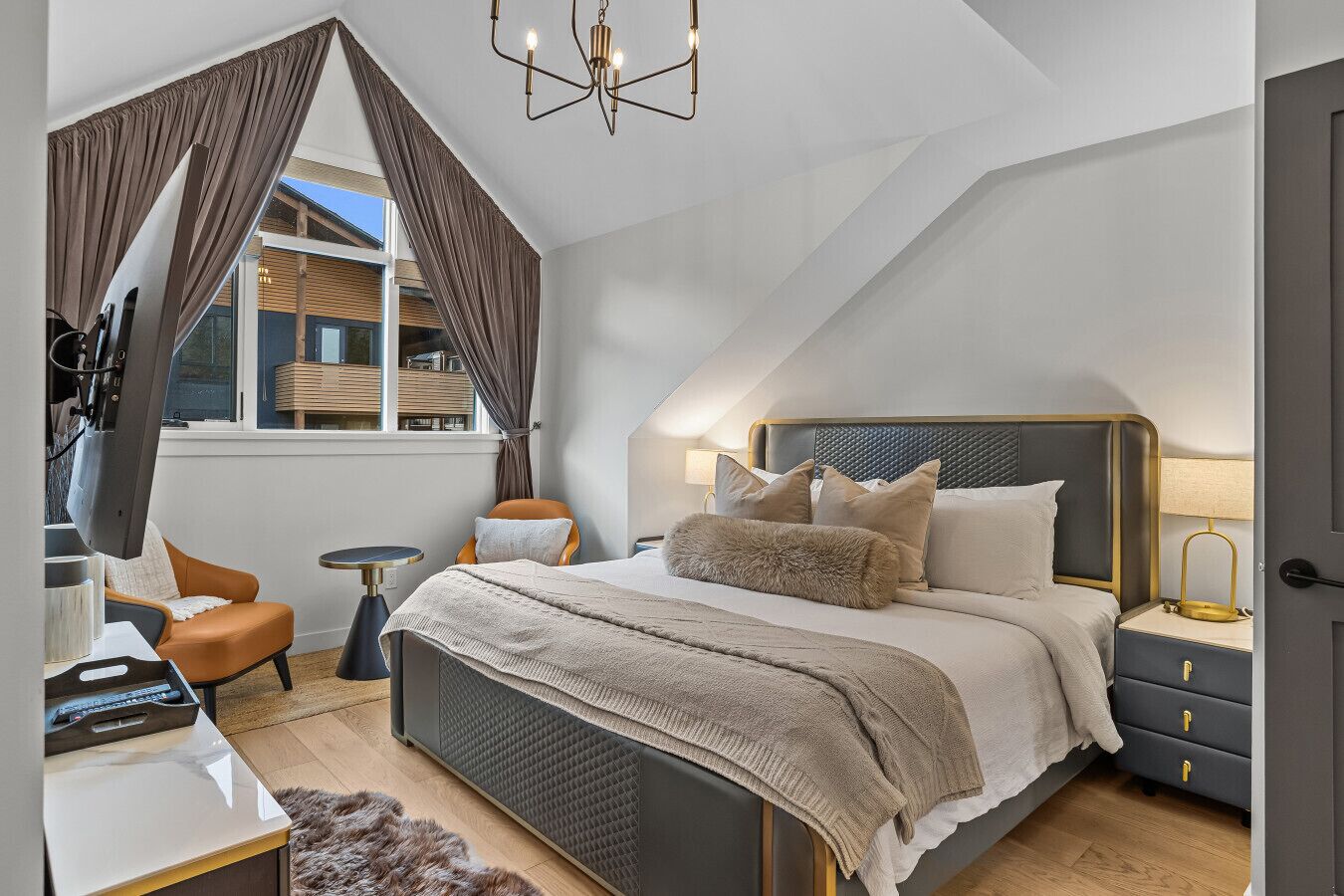 4 slaapkamers, een bureau, een strijkplank/strijkijzer, reisbedje