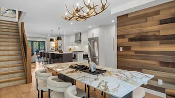 Réfrigérateur, micro-ondes, plaque de cuisson, lave-vaisselle