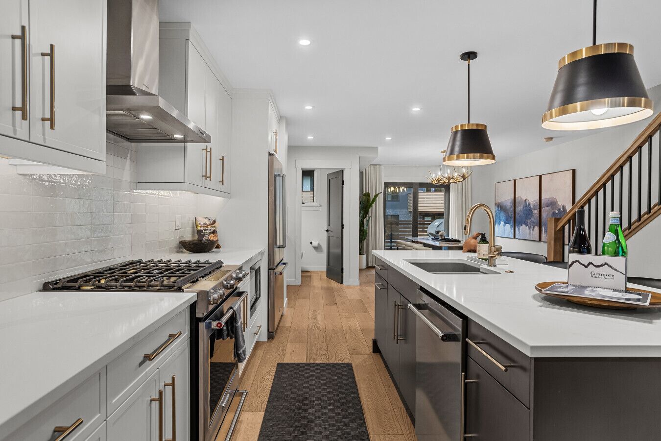 Réfrigérateur, micro-ondes, plaque de cuisson, lave-vaisselle