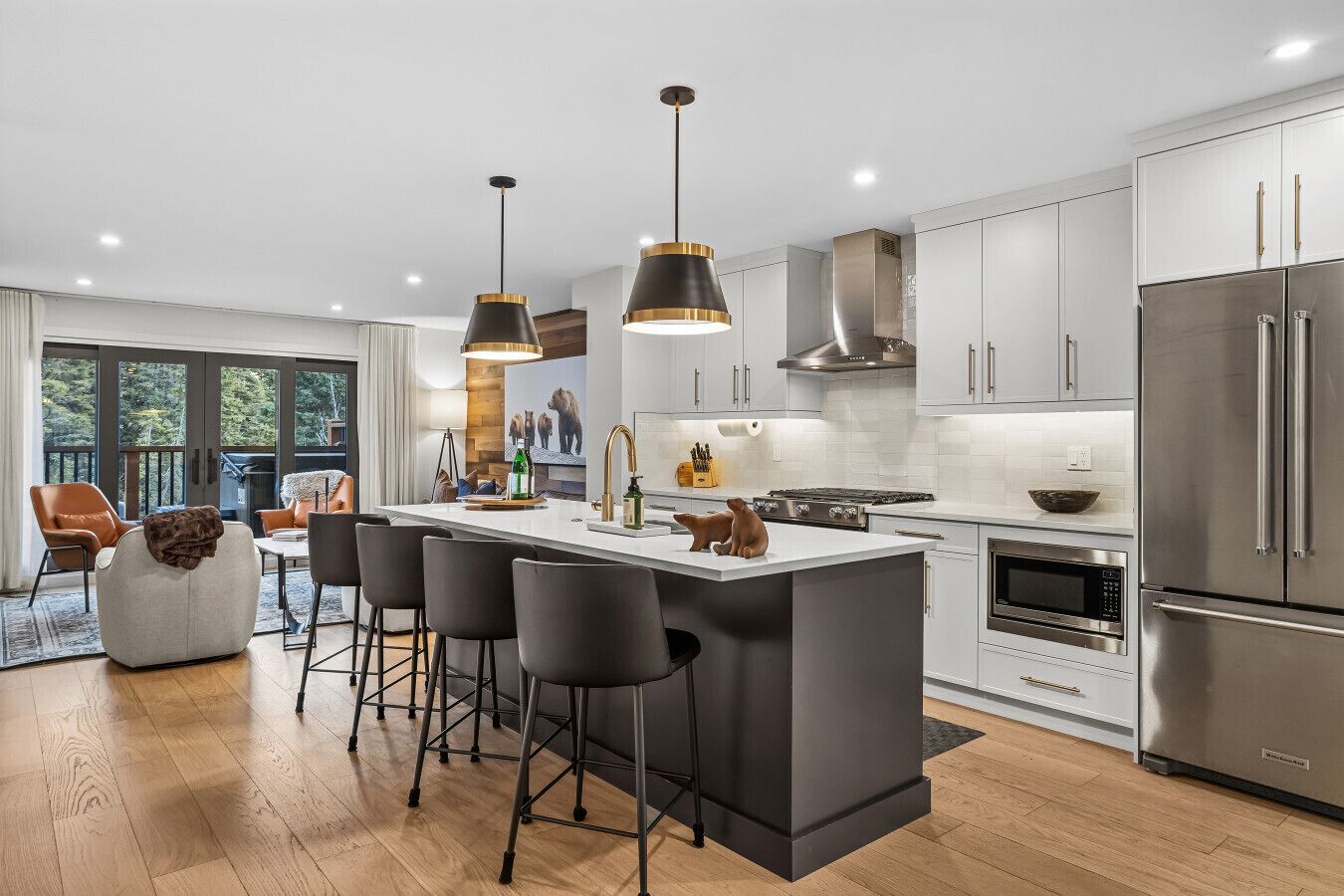 Een koelkast, een magnetron, een kookplaat, een vaatwasser