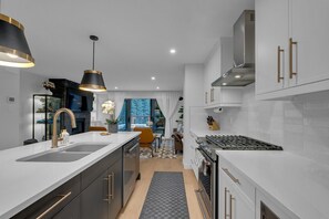 Fridge, microwave, stovetop, dishwasher
