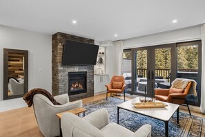 Smart TV, fireplace - Private Hot Tub | 4 Bed Townhome (Canmore)