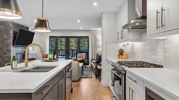 雪櫃、微波爐、爐具、洗碗機