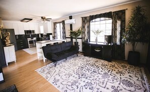 تلفزيون ذكي، مدفأة، مكتب