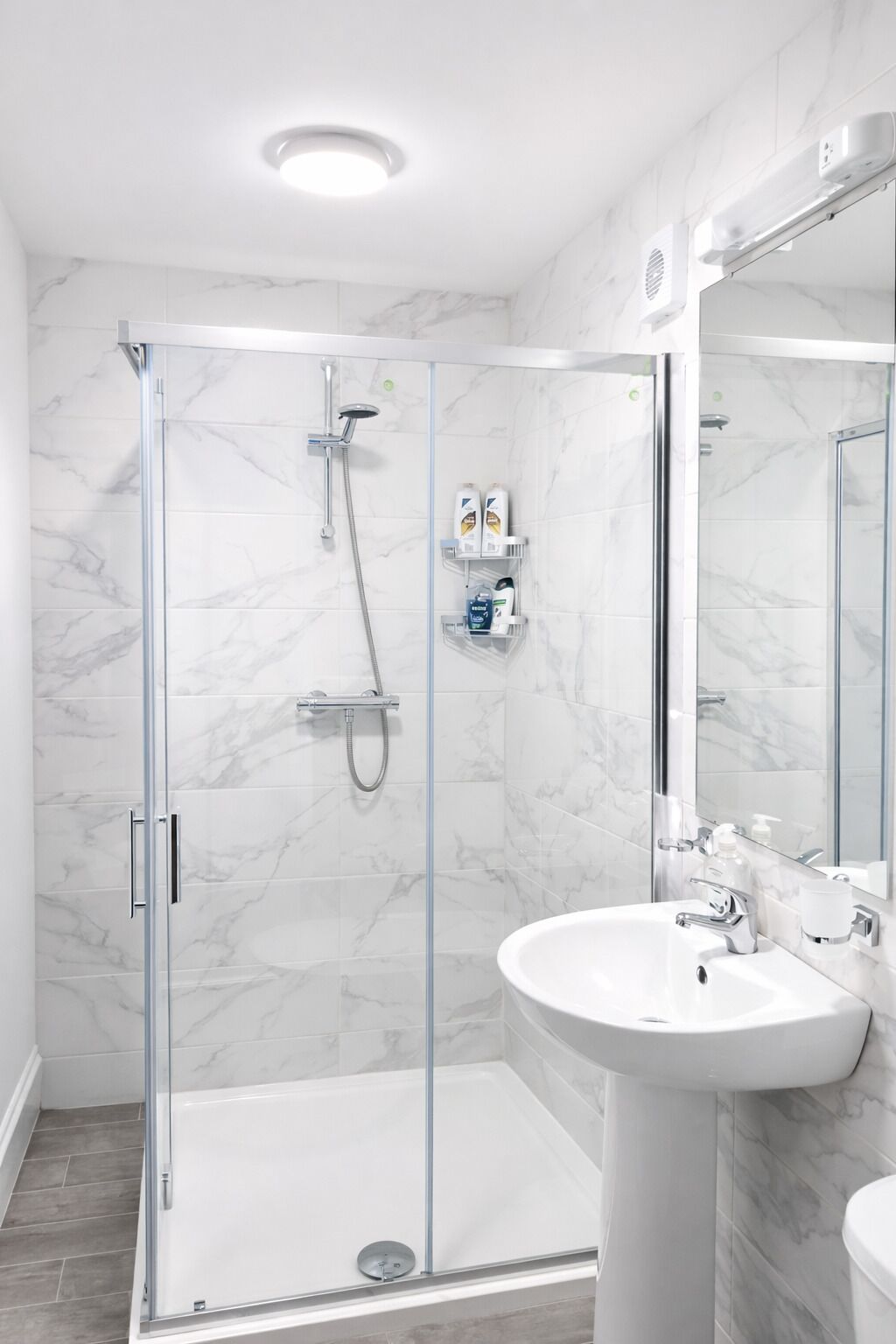 Douche, sèche-cheveux, serviettes fournies, savon
