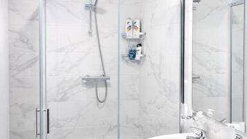 Douche, sĂšche-cheveux, serviettes fournies, savon