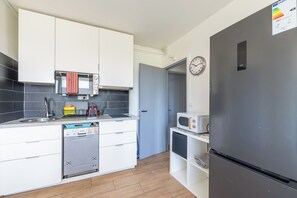 Kühlschrank, Mikrowelle, Ofen, Geschirrspüler