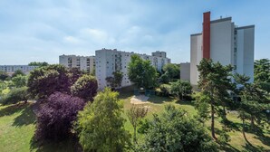A residential building complex with multiple apartment buildings, surrounded by green spaces and trees. - Le Crépuscule - Wifi - Balcon (Créteil)