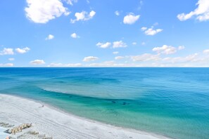 On the beach - Newly renovated Crystal Shores 1003—beautifully decorated beachfront condo with stunning views! (Gulf Shores)