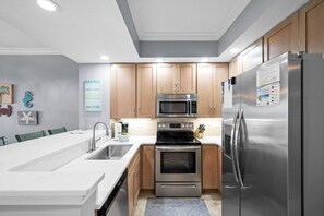 Kjøleskap, mikrobølgeovn, ovn og kokeplater