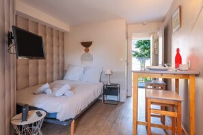 1 bedroom, desk, WiFi, bed sheets