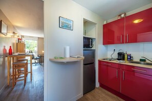 Fridge, microwave, stovetop, coffee/tea maker