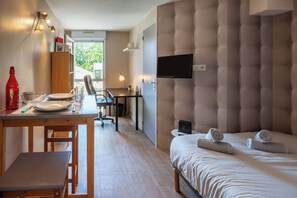 1 Schlafzimmer, Schreibtisch, WLAN, Bettwäsche