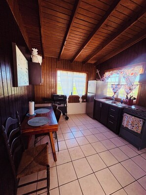 Refrigerador, microondas, horno y parrilla de estufa