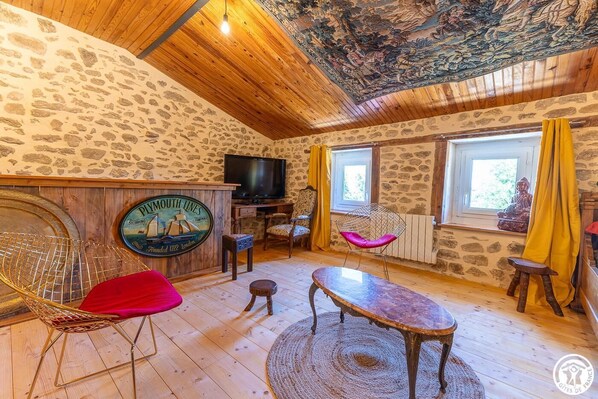 TV, fireplace