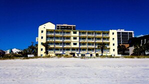 A multi-story hotel with balconies, located near a beach. - Ocean View Studio + Mini Kitchen in Myrtle Beach (Myrtle Beach)