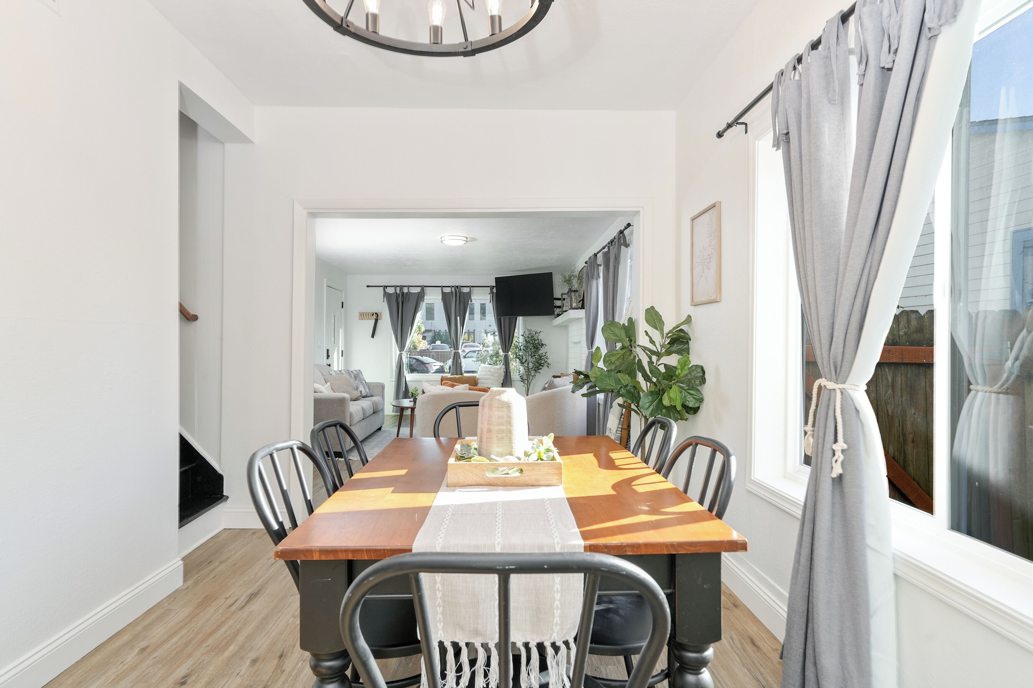 Un coin repas comprenant une table en bois, six chaises et un élément décoratif central.