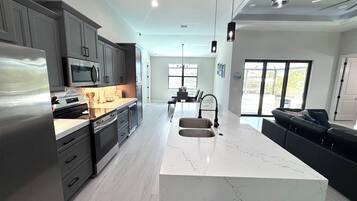 Køleskab, mikrobølgeovn, ovn, kogeplade