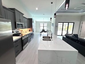 Geladeira, micro-ondas, fogão, cooktop