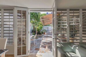 Outdoor dining - Condado Villa 5Bd 3Ba | Spa/Generator/Parking (San Juan)