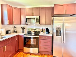 Frigorífico, microondas, horno y placa de cocina