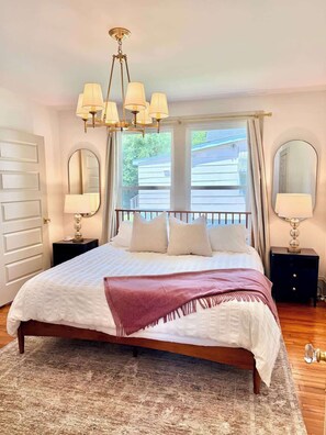 3 bedrooms, desk, iron/ironing board, travel crib - Charming Downtown Home with Fenced Yard (Raleigh)