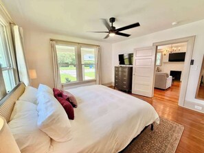 3 slaapkamers, een bureau, een strijkplank/strijkijzer, reisbedje