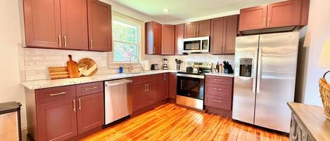 ثلاجة، ميكروويف، فرن، موقد طهي مسطح