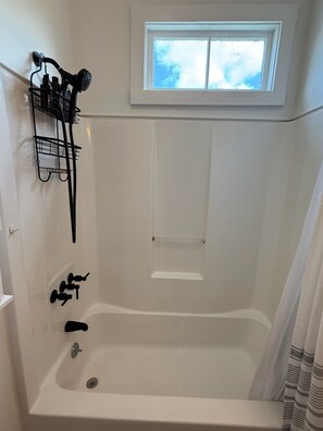 Eco-friendly toiletries, hair dryer, towels, soap - Classic Charleston Hideaway Central & Walkable - Live like a true downtown local (Charleston)