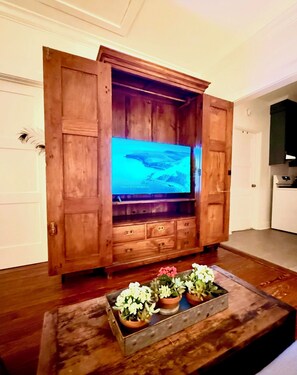 Interior - Classic Charleston Hideaway Central & Walkable - Live like a true downtown local (Charleston)