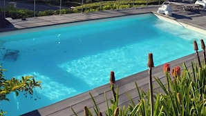 A heated pool - L'EMERAUDE suite lake view / swimming pool / beach 10 min walk away (Bilieu)