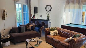 A spacious living room with a high ceiling, a pool table, and a comfortable seating area. - L'EMERAUDE suite lake view / swimming pool / beach 10 min walk away (Bilieu)