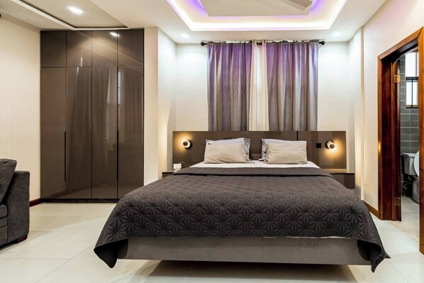 1 slaapkamer, een strijkplank/strijkijzer, wifi, beddengoed