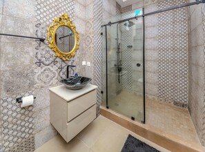 Shower, towels, soap, toilet paper - Davina's Villa - Beloved Retreat Studio Apt2 (Kumasi)