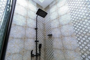 Douche, serviettes fournies, savon, papier toilette