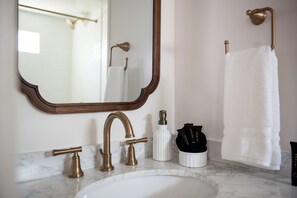 Single Room, 1 King Bed | Bathroom