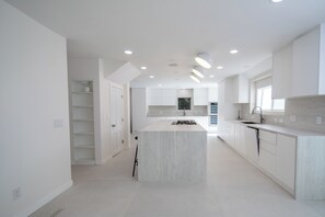 冷蔵庫、電子レンジ、オーブン、コンロ