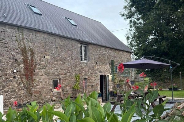 gite-normandie-facade-porte-verte-jardin.jpg