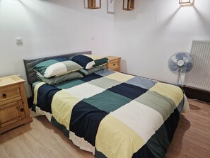 3 makuuhuonetta, työpöytä, silitysrauta/-lauta, ilmainen Wi-Fi