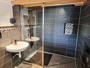 Dusche, Haartrockner, Handtücher, Seife