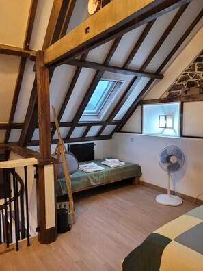 3 chambres, bureau, fer et planche à repasser, lit parapluie