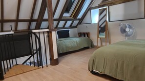 3 dormitorios, escritorio, tabla de planchar con plancha y cuna de viaje