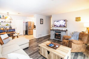 TV connectée, cheminée, lecteur de DVD