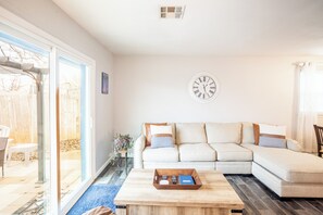 TV connectée, cheminée, lecteur de DVD