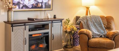 Televisor intel·ligent, llar de foc i reproductor de DVD