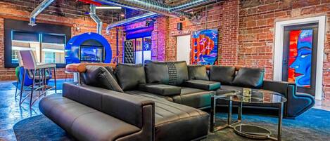 Una televisión, una chimenea, un reproductor estéreo