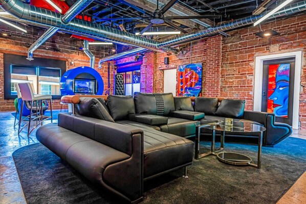 تلفزيون، مدفأة، ستيريو