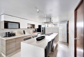 Geladeira, micro-ondas, fogão, cooktop