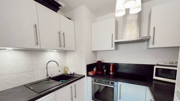 Réfrigérateur, micro-ondes, four, plaque de cuisson